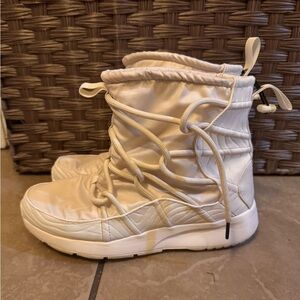 NIKE Tanjun High Rise Snow Boots A00355-003 IVORY White Women’s Sz 9.5 VGC